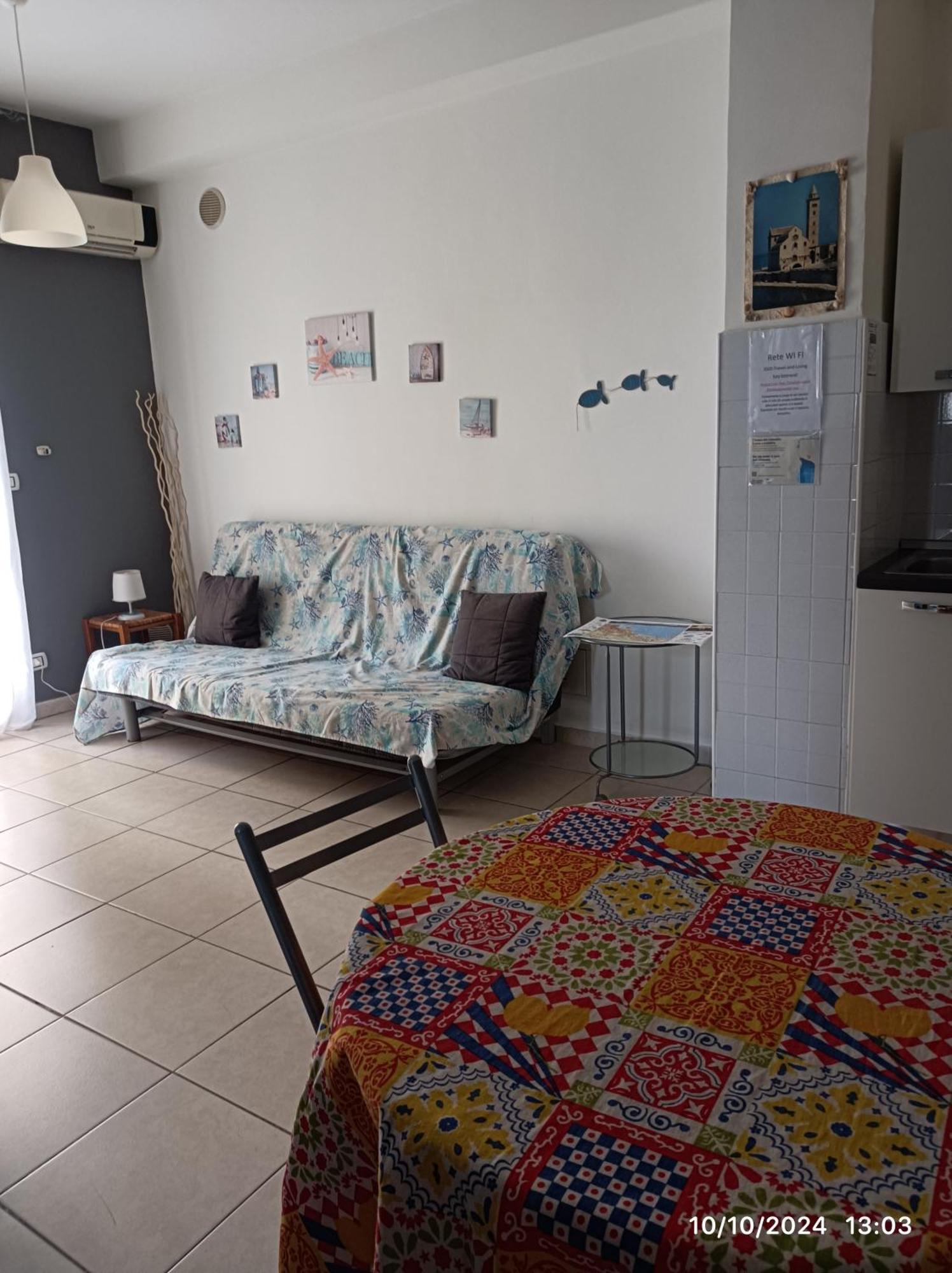Hotel Travel And Living Trani Exterior foto