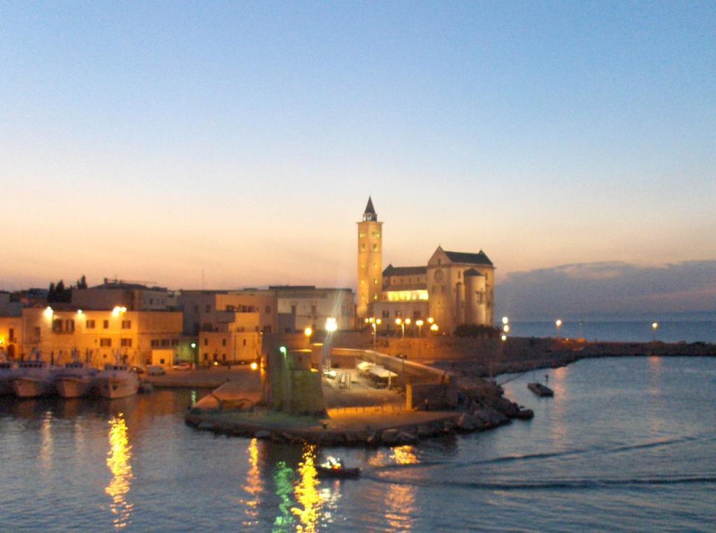 Hotel Travel And Living Trani Exterior foto