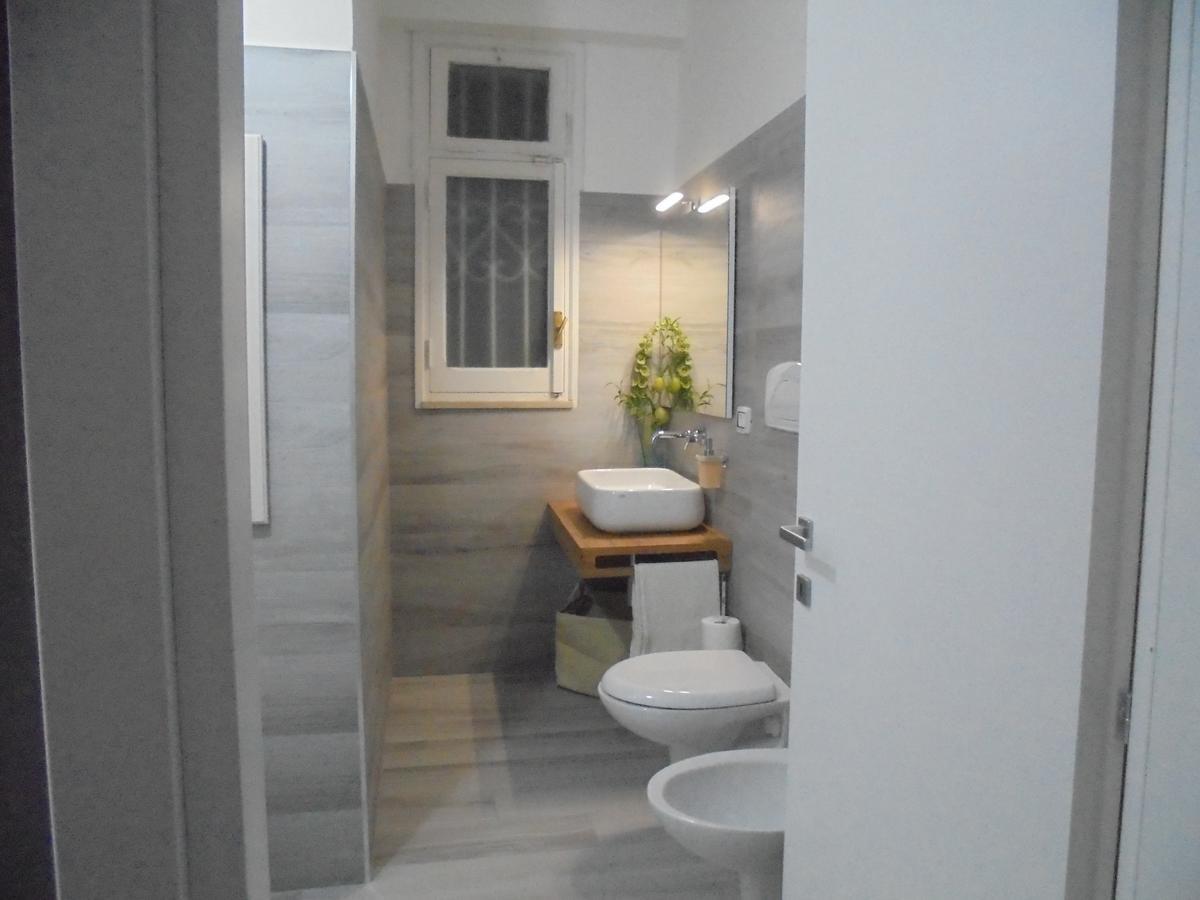 Hotel Travel And Living Trani Exterior foto