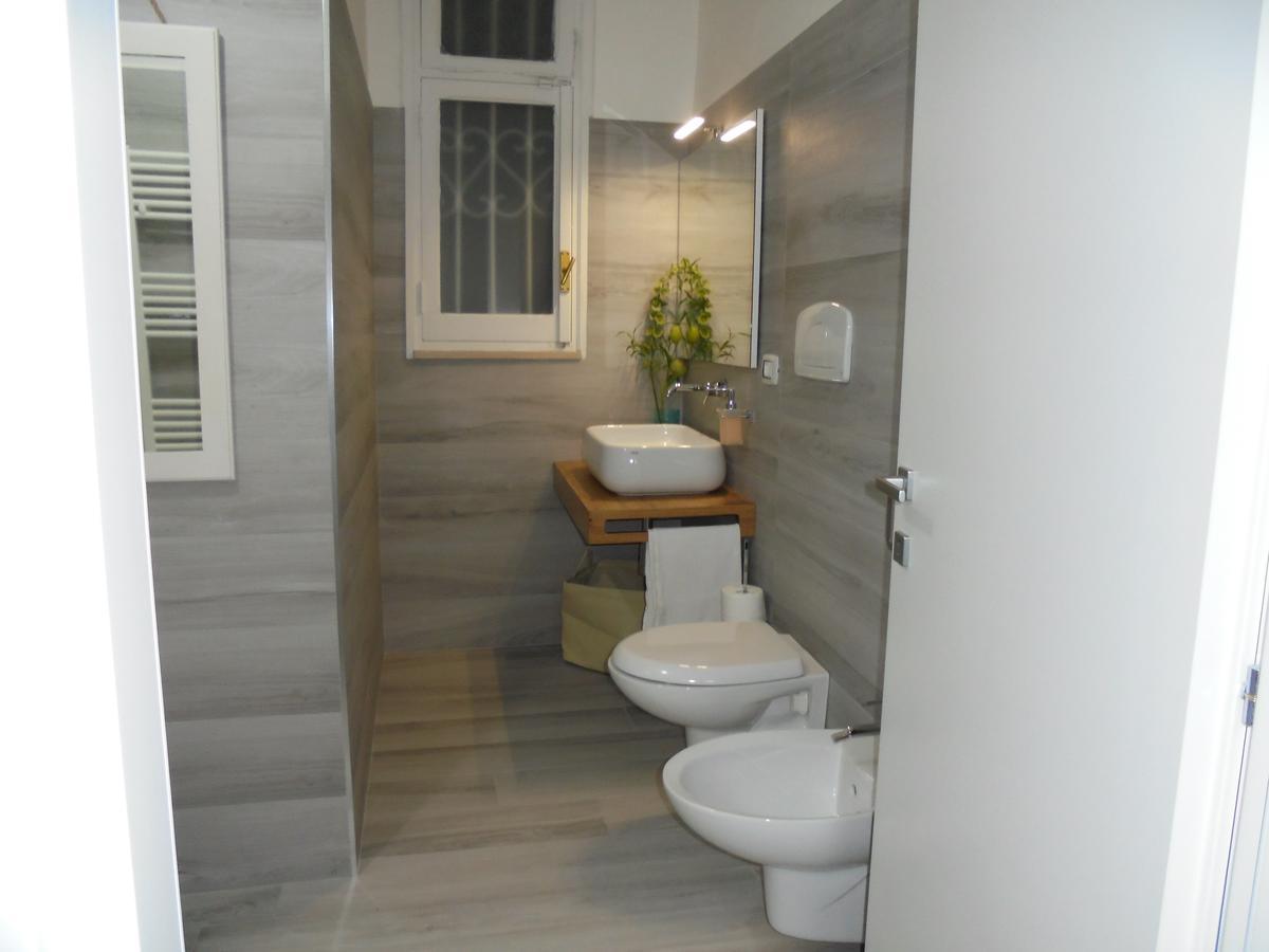 Hotel Travel And Living Trani Exterior foto