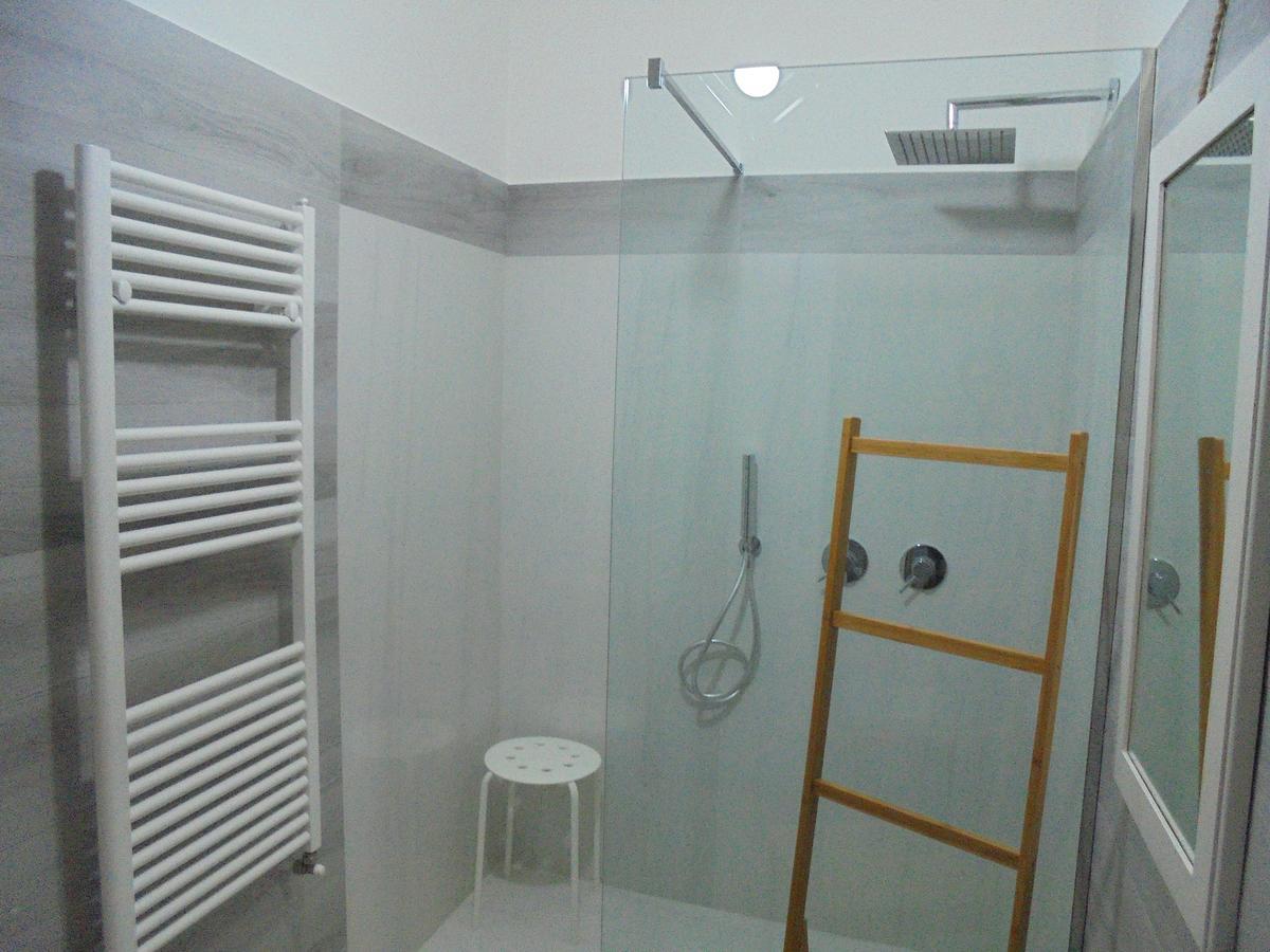 Hotel Travel And Living Trani Exterior foto